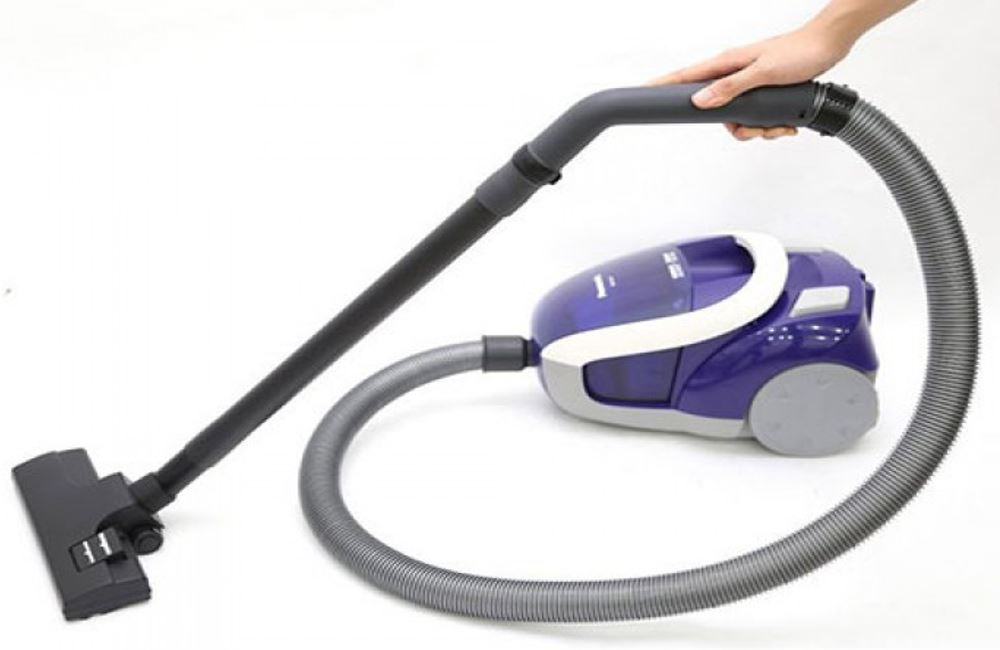 https://www.dvdoverseas.com/resize/Shared/Images/Product/Panasonic-220-Volt-Blue-Bagless-Canister-Vacuum/panasonic-vacuum-cleaner-mc-cl431-demo.jpg?bw=1000&w=1000&bh=1000&h=1000